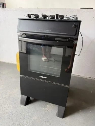 Fogão Itatiaia, elétrico, mesa de vidro, funcionando perfeitamente, bem novo