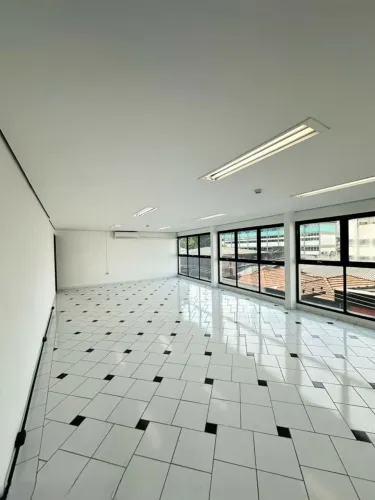 Locação: Sala comercial 120m² em Santo Amaro. A/C, 2 salas. Perto do Metrô e Av. Adolfo Pi