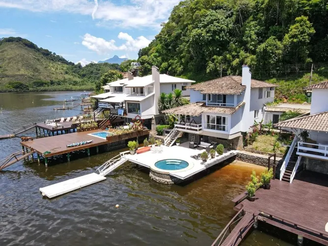 Linda casa costeira em cond fechado, 4 quartos.