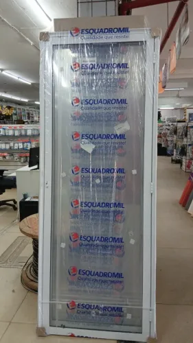 Linda Porta Alumínio com Vidro Temperado Branca a vista R$999,90