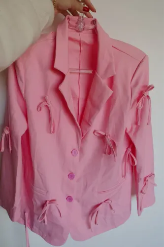 Blazer rosa com laços 