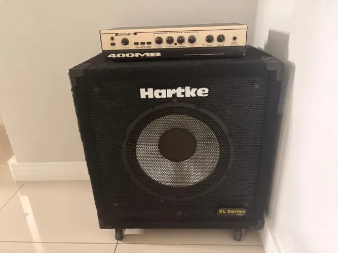 Amplificador Meteoro e Caixa Hartke para Baixo