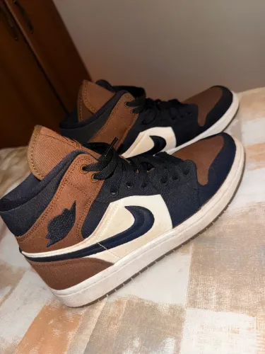 Air Jordan Mid Marrom 38