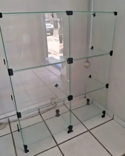 Balcão de vidros semi-novo!