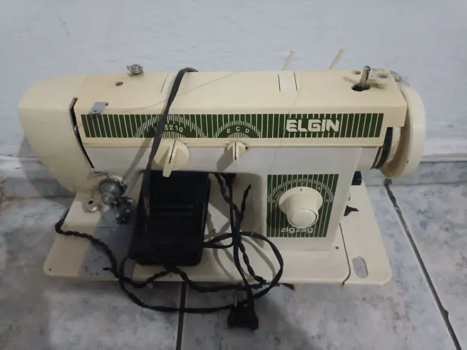 Vendo máquina de custura tem de regula ela tá focionando perfeitamente eu testo  
