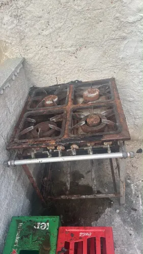 Vendo fogão industrial  4 bocas 