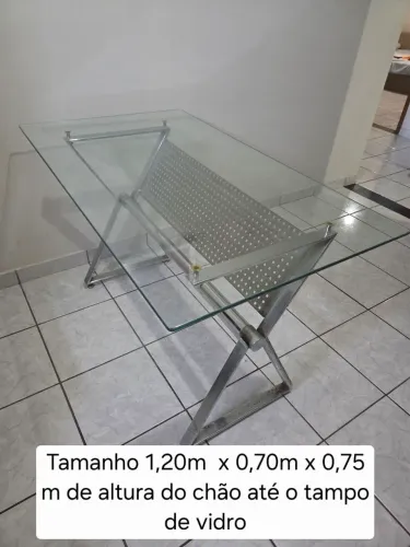 Vendo Mesa de Escritório em Aço Galvanizado e Tampo de Vidro
