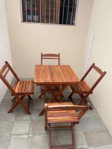 Mesa de madeira com cadeiras dobráveis