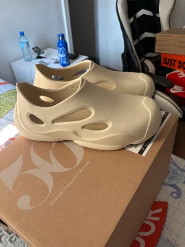 sandália crocs da ZARA