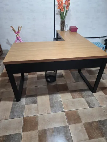 Mesa de escritorio em L