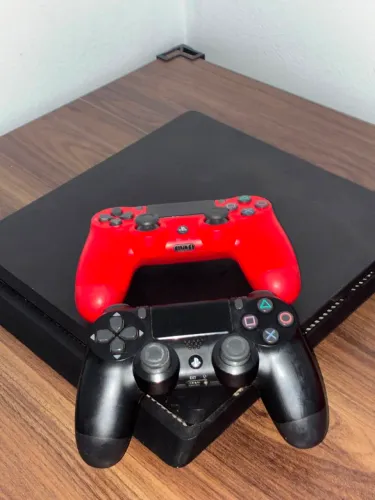 PS4 Slim + 2 Controles