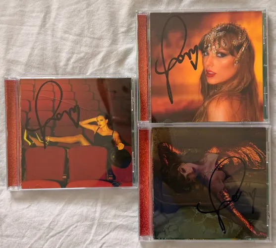 COMBO CD TAYLOR SWIFT - THE LIFE OF A SHOWGIRL AUTOGRAFADO