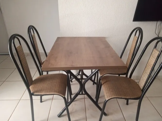 Mesa com 4 cadeiras