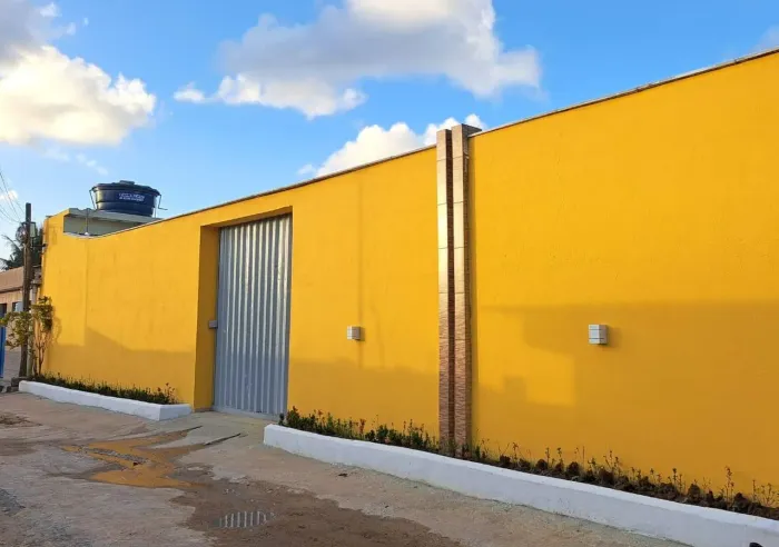 Espaço com piscina e área de apoio 