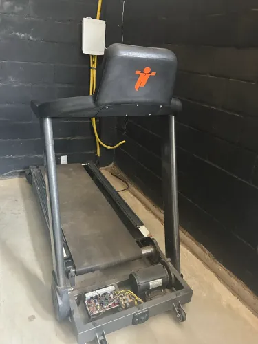 Vendo esteira profissional semi nova
