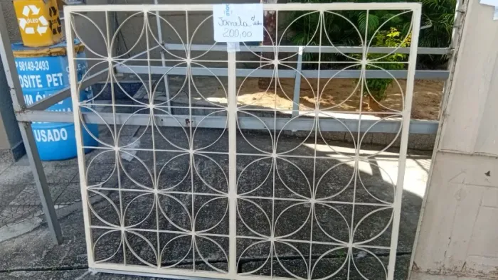 janela de ferro com grade em gomos com vidro canelado 1,50 x 1,20 m