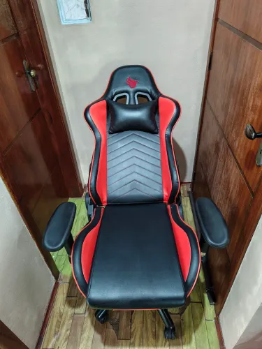 Cadeira gamer excelente estado,subir e descer é manual,problema no pistão...não entrego