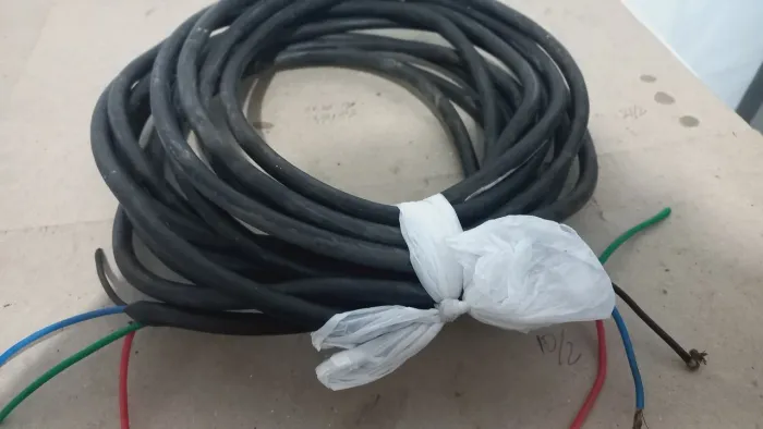 Extensão elétrica feita de cabo PP 4vias 2.5 com 10metros e meio .NEGOCIAVEL