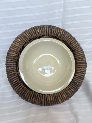 fruteira de cerâmica com suporte (ou borda) de corda trançada.