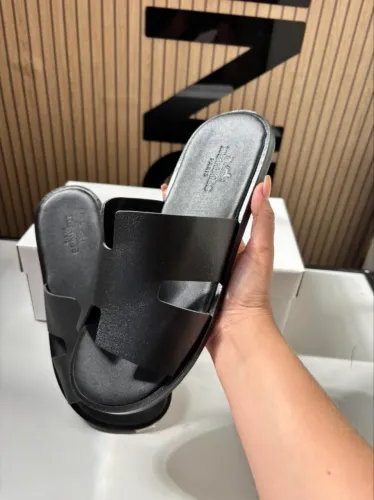 Sanadalia IZIMIR HERMES preto no couro legítimo