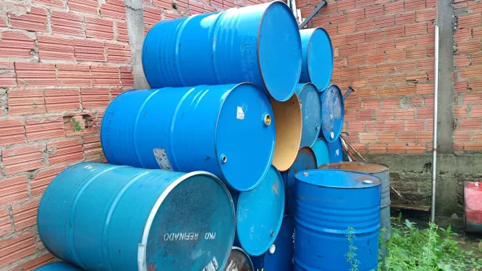 Vendo galões de 200 litros 23 peças alguns com tampa de abrir. Só vendo todos juntos