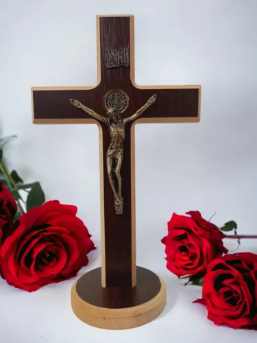 Crucifixo De Mesa Com Medalha De São Bento 27cm Crucifixo