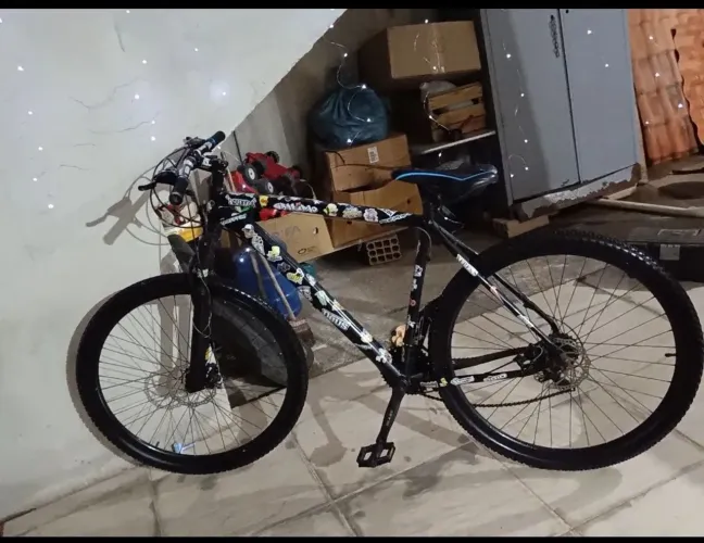 Bicicleta dropp,marcha nova e peneus e adesivo, freio ruim mais em e pé de vela também!!