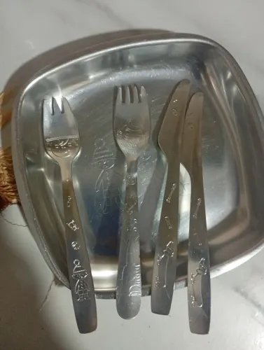 5 peças o garfo de palhaço tá um pouco tortinho no cabo