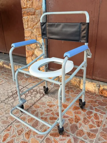 Cadeira De Banho Higiênica D40 Resistente e Prática Para Idoso - Dellamed
