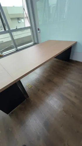 Estação de trabalho 5 lugares 100% em MDF Jequitibá com preto | Mesa de reunião