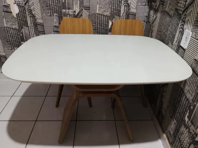 Mesa de Jantar 4 Lugares com Tampo Branco + 4 Cadeiras - Estilo Moderno