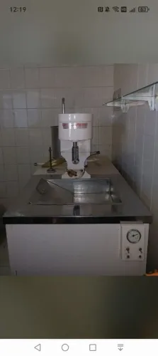 Máquina de fazer sorvete massa e picolé.