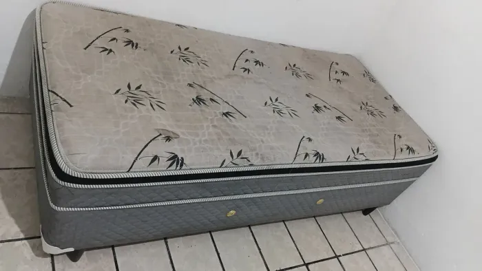 Vende cama box de solteiro valor 350