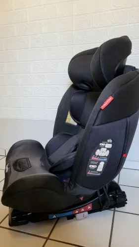 Cadeirinha  de carro segura e confortável 