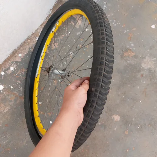 Vendo rodas e pneus aro 24 seminovos 