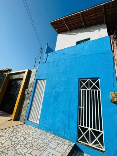 Alugo casa com um quarto em Paracuru.