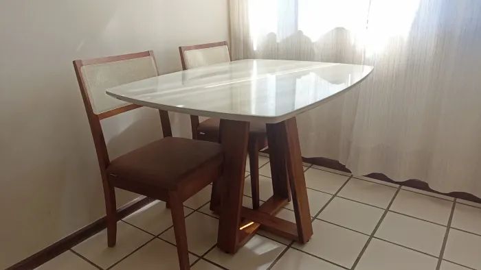 Mesa resistente madeira 