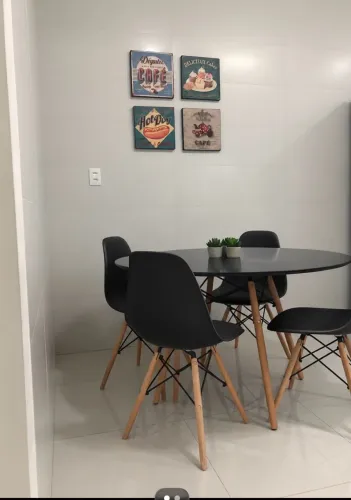 Mesa com 3 cadeiras 