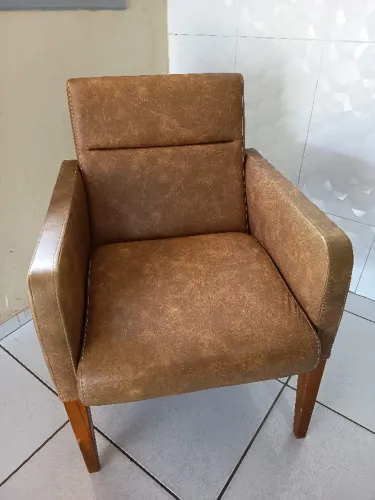 Poltrona Decorativa em Courinho Caramelo - Excelente Estado