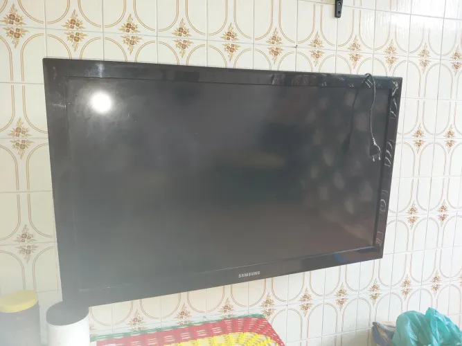 TV Samsung 32 polegas com suporte ba parede.