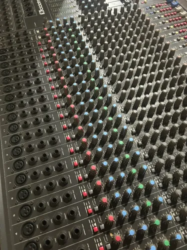 Mesa de Som Profissional Ciclotron CSM 24.8 - 24 Canais Top! Muito Conservada