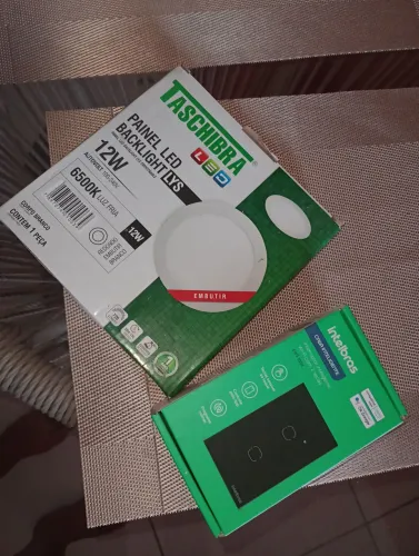 Luz de LED e tomada wi-fi 