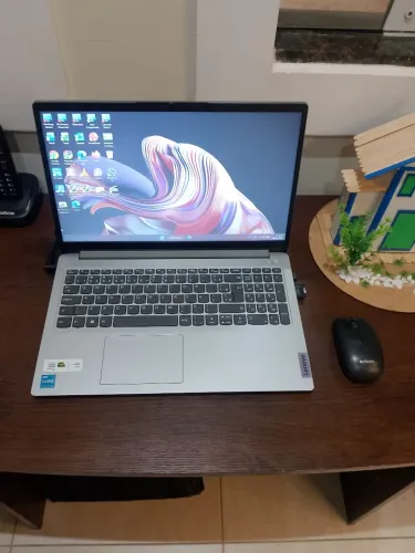 Laptop Lenovo Core I3 1215U - 4GB de Ram - Placa Gráfica de 128 MB - HD 300 GB - 15"
