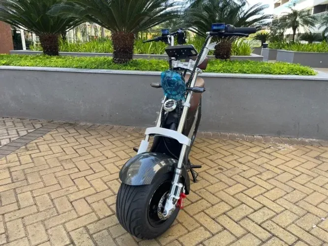 ? SCOOTER ELÉTRICA ESTILO RETRÔ ?  ? Design exclusivo + economia no dia a dia!  ? Conf