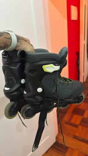 Patins com equipamento de proteção