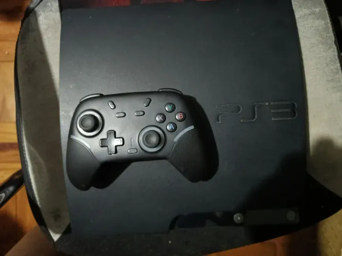 PlayStation 3 com HD de 500 GB e o controle sem fio