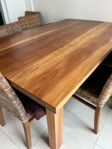 Oportunidade: mesa de madeira maciça linda, robusta e atemporal 