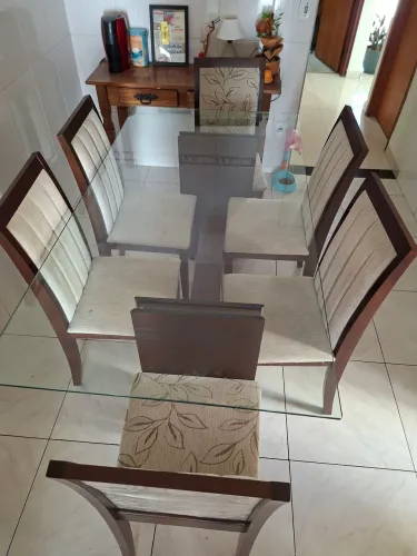 Mesa de vidro com 6 cadeiras
