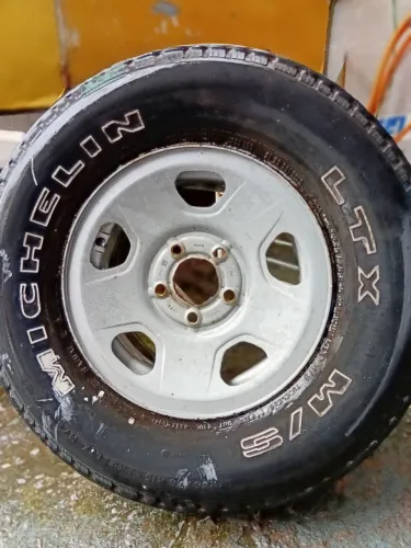 Vendo 1 roda com pneu meia vida para pequenas rodagens Aro 15 compativel com S10 ou Blaser