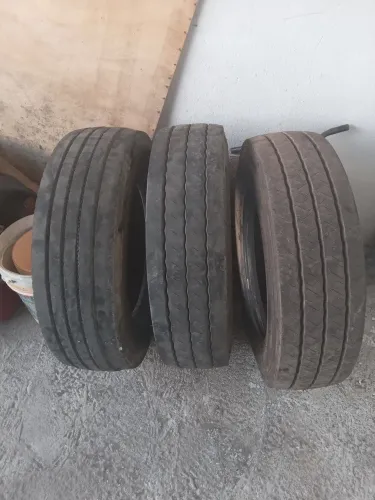 Vendo 03 pneus 215/75R/17.5